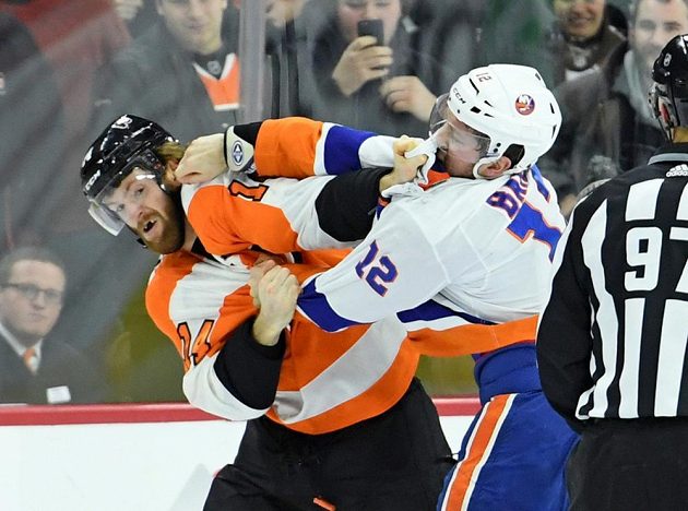 Útočník Philadelphie Flyers Sean Couturier (14) se pustil do bitky. Protivníkem mu byl Josh Bailey z New York Islanders.