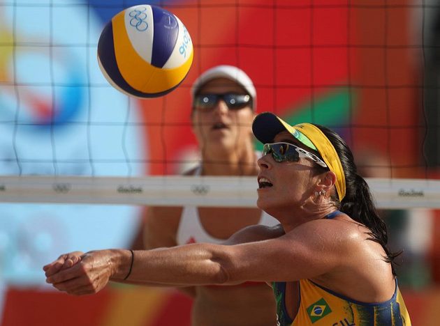 Brazilka Agatha Bednarczuková v zápase s Češkami Markétou Slukovou a Barborou Hermannovou.