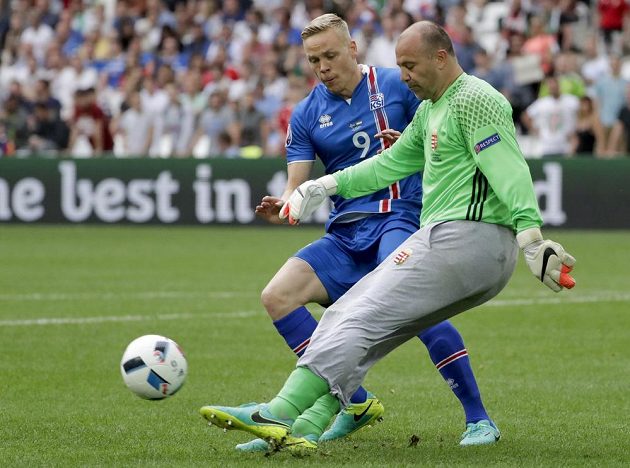 Velezkušený maďarský gólman Gábor Király odkopává míč před Kolbeinnem Sigthorssonem z Islandu.