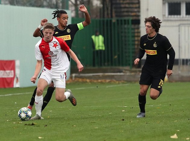 Slávista Lukáš Červ uniká kapitánovi juniorky Interu Milán Thomasi Schiróovi.