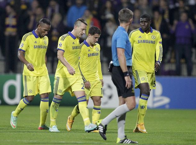 Zklamaní fotbalisté Chelsea po konci zápasu s Mariborem, který skončil 1:1.