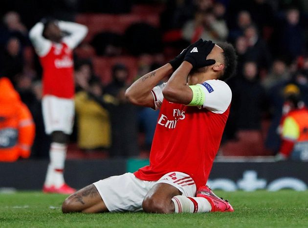 Útočník Arsenalu Pierre-Emerick Aubameyang lituje zahozené šance v odvetě s Olympiakosem.
