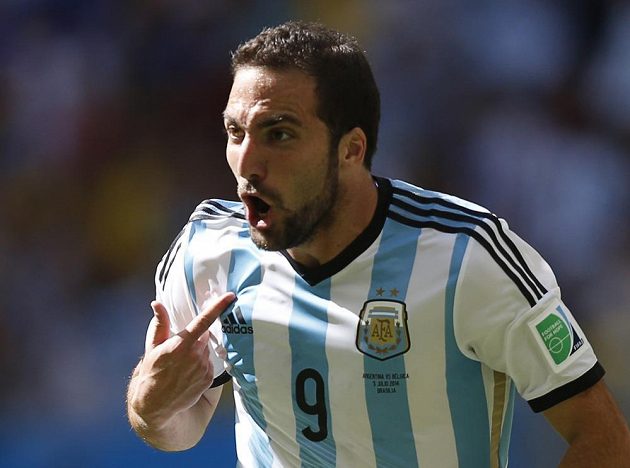 Já jsem to dal, ukazuje Gonzalo Higuaín, autor argentinské branky ve čtvrtfinále MS s Belgií.