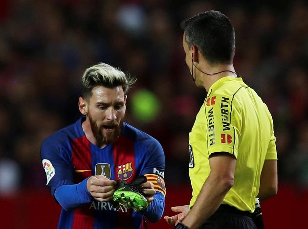 Barcelonský Lionel Messi, rozhodčí a předmět doličný v zápase se Sevillou.