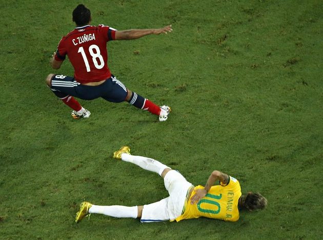 Kolumbijec Juan Camilo Zúňiga (vlevo) po souboji s již ležícím Brazilcem Neymarem.