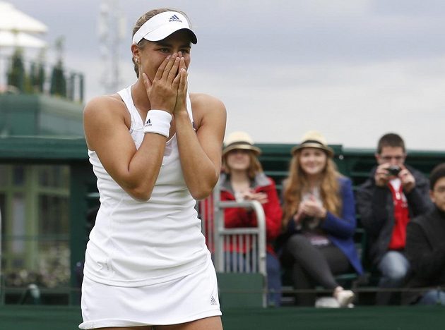 Portoričanka Monica Puigová jako by výhře nad favorizovanou Italkou Sarou Erraniovou na Wimbledonu ani nechtěla věřit.
