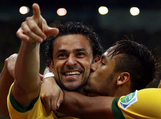 Fred (vlevo) a Nemyar se radují z gólu Brazilců ve finále Poháru FIFA proti Španělsku
