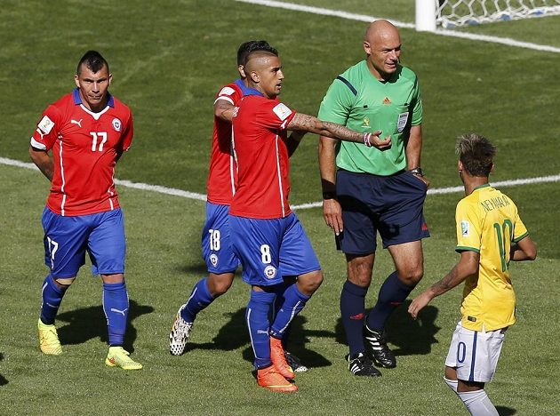 Rozhodčí Howard Webb (druhý zprava) krátce poté, co neuznal gól Brazilce Hulka v utkání osmifinále MS proti Chile.