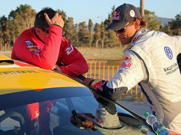 Martin Prokop (vlevo) při rozhovoru s norským pilotem Andreasem Mikkelsenem.