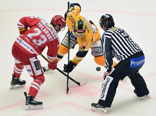 Třinecký útočník Jiří Polanský (vlevo) a útočník Litvínova Viktor Hübl na buly v sedmém finále.