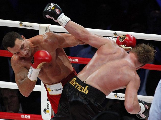 Ukrajinský boxer Vladimir Kličko (vlevo) v ringu s Rusem Alexandrem Povětkinem.