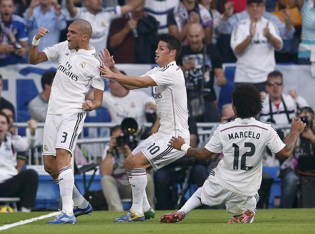 Stoper Realu Madrid Pepe (vlevo) se raduje z gólu proti Barceloně. Jeho trefu slaví i spoluhráči James Rodríguez (uprostřed) a Marcelo.