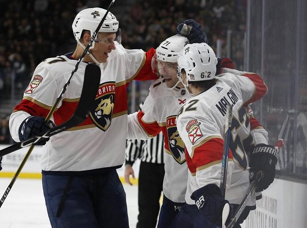 Útočník Floridy Panthers Radim Vrbata (uprostřed) slaví gól proti Vegas spolu s Denis Malginem (vpravo) a Nickem Bjugstadem.