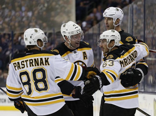 Brad Marchand (63) z Bostonu oslavuje svůj gól proti Columbusu s Davidem Pastrňákem (88), Davidem Backesem (42) a Zdenem Chárou.
