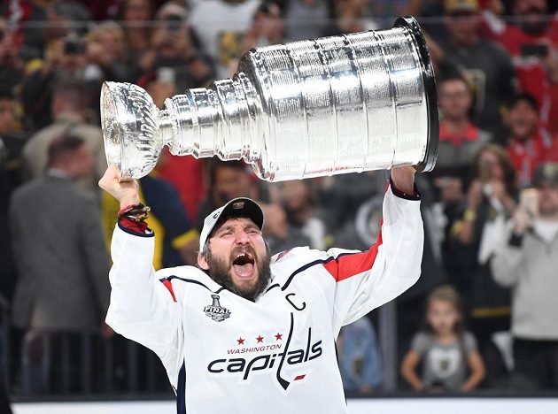 Lídr hokejového Washingtonu Capitals Alexandr Ovečkin se Stanley Cupem.