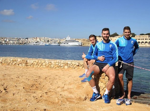 Fotbalisté Viktorie Plzeň zleva Jan Kopic, Radim Řezník a Jan Kovařík na herním soustředění na Maltě.