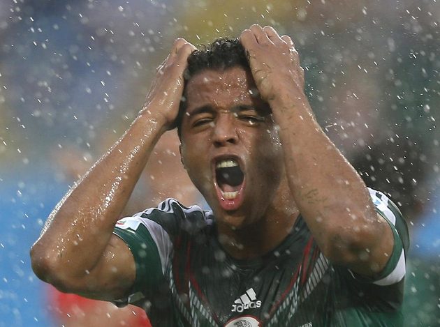 Útočník Giovani Dos Santos se zlobí poté, co rozhodčí neuznali Mexiku gól pro údajný ofsajd.