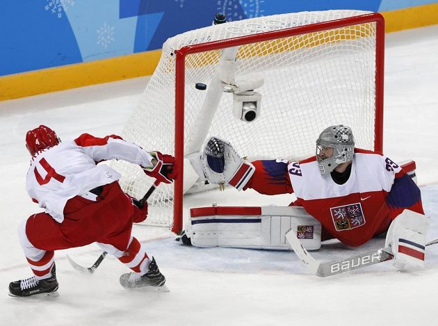 Vladislav Gavrikov překonává Pavla Francouze v semifinále olympijského turnaje.