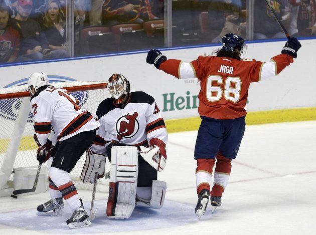 Jaromír Jágr (68) se raduje po gólu Jonathana Marchessaulta v první třetině proti New Jersey. Gólman Cory Schneider zasáhnout nestačil.