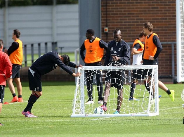 Mario Balotelli (u branky) si poprvé zatrénoval s novými spoluhráči v klubovém centru Melwood.