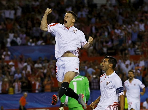 Kevin Gameiro jásá po gólu proti Mönchengladbachu, vpravo kapitán Sevilly Jose Antonio Reyes.