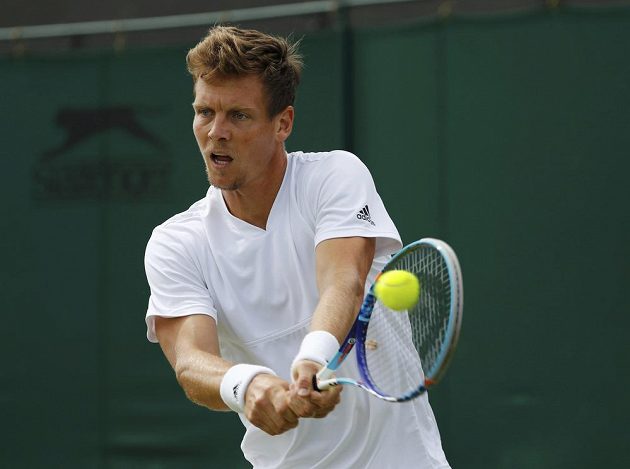Český tenista Tomáš Berdych v zápase s Němcem Benjaminem Beckerem v druhém kole Wimbledonu.