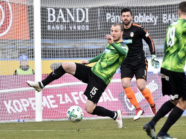 Plzeňský kanonýr Michael Krmenčík si v utkání v Olomouci poctivě plnil i defenzivní úkoly. Jeho snažení sleduje brankář Viktorie Matúš Kozáčik.