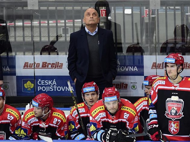 Smutek na královéhradecké střídačce po inkasovaném gólu na Spartě. Vzadu je trenér Východočechů Vladimír Kýhos.