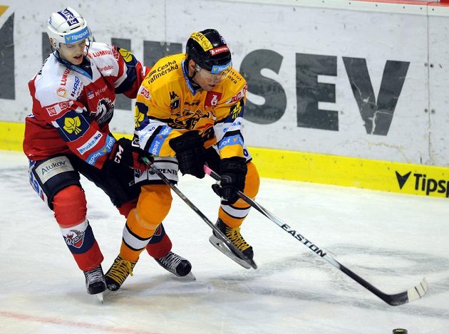 Patrik Poulíček (vlevo) z Pardubic a litvínovský Radek Duda v utkání 36. kola extraligy.