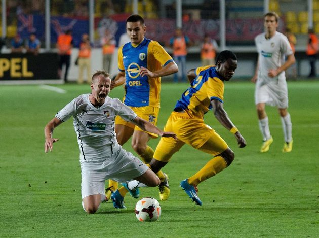 Plzeňský zadák David Limberský v obležení dvojice fotbalistů Ploješti.
