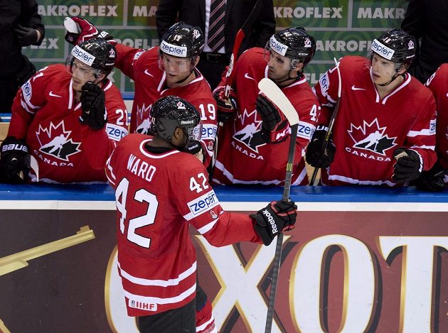 Joelu Wardovi blahopřejí Matt Read (zleva), Cody Hodgson, Nazem Kadri a Brayden Schenn.