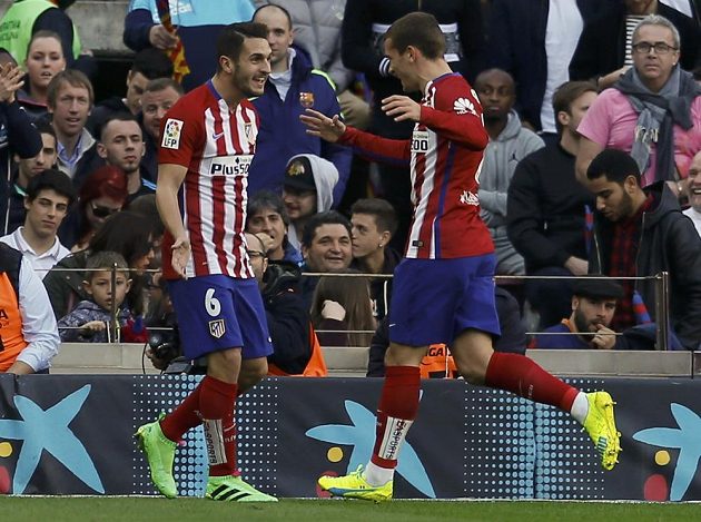 Koke (vlevo) a Antoine Griezmann se radují z vedoucího gólu Atlétika Madrid na hřišti Barcelony.