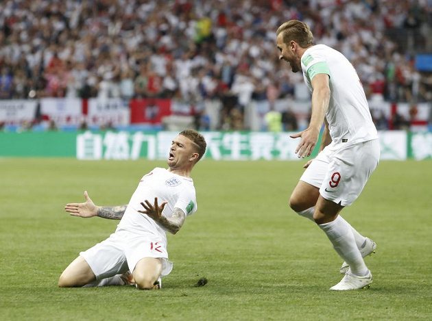Anglický střelec Kieran Trippier (vlevo) slaví poté, co vstřelil gól Chorvatsku v semifinále MS. Gratulovat spěchá spoluhráč Harry Kane.