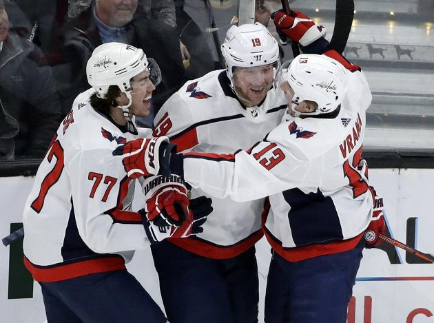 Radost hokejistů Washingtonu Capitals během utkání NHL na ledě Bostonu. Slaví i český útočník Jakub Vrána (13).