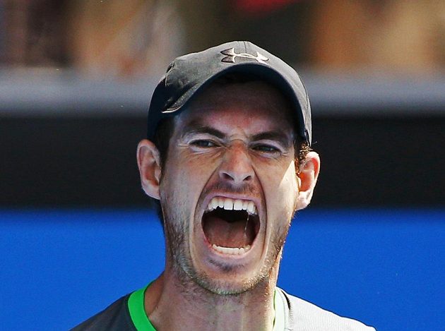Vítězné gesto Andyho Murrayho, britský tenista porazil v prvním kole Australian Open Inda Bhambriho.