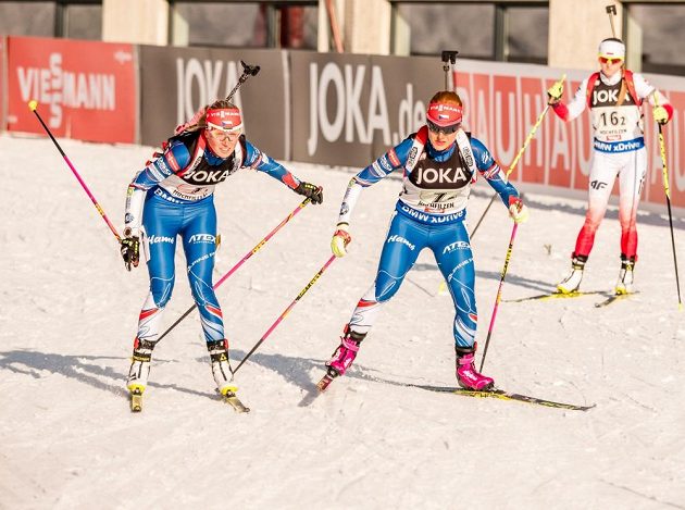 Gabriela Koukalová (vpravo) přebírá štafetu po Evě Puskarčíkové.