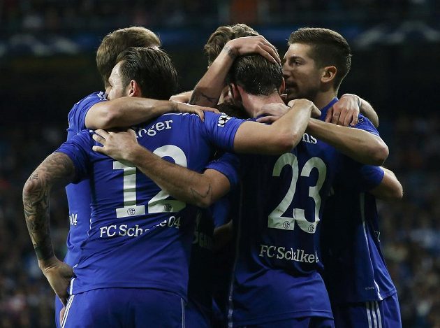 Fotbalista Schalke Christian Fuchs (23) se raduje se spoluhráči z gólu proti Realu Madrid v Lize mistrů.