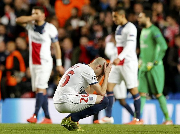 Fotbalista Paris Saint-Germain Christophe Jallet smutní po vyřazení z Ligy mistrů na Stamford Bridge.