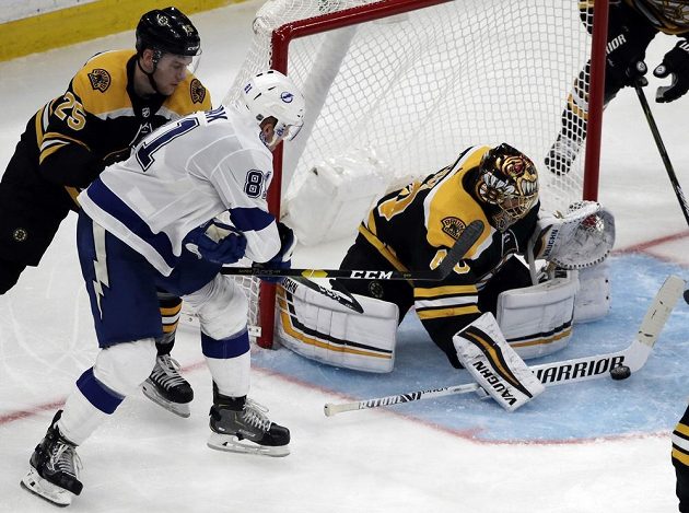 Brankář týmu Boston Bruins Tuukka Rask (40) zasahuje v utkání s Tampou Bay Lightning, stihl si ale také připsat asistenci.