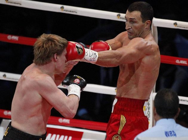 Ukrajinský boxer Vladimir Kličko (vpravo) v souboji s Rusem Alexandrem Povětkinem.
