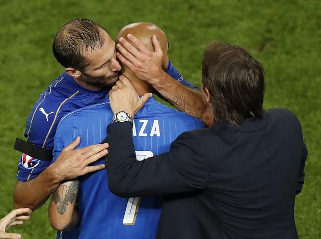 Italský obránce Giorgio Chiellini (vlevo) a trenér Antonio Conte utěšují Simoneho Zazu po jeho neproměněném pokutovém kopu.