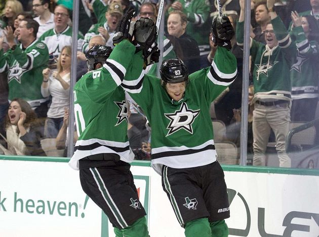 Český forvard Aleš Hemský (83) z Dallasu slaví se spoluhráčem Jasonem Spezzou (90) svůj gól do sítě Bostonu v zápase NHL.