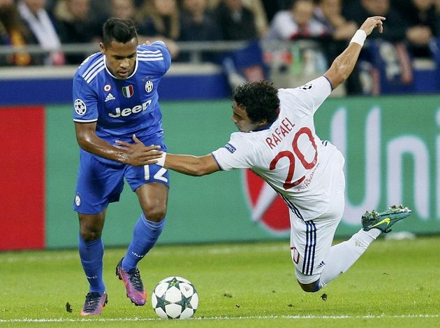 Záložník Juventusu Alex Sandro (vlevo) se snaží přejít přes Rafaela Da Silvu z Lyonu.