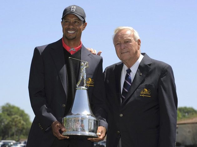 Trofej pro vítěze turnaje v Orlandu předávala Tigeru Woodsovi golfová legenda Arnold Palmer, po němž je turnaj pojmenován.