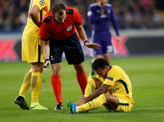 Český rozhodčí Pavel Královec řídil utkání Ligy mistrů mezi Anderlechtem a PSG. Sudí se momentálně zajímá o zdravotní stav zraněné hvězdy PSG - Neymara.