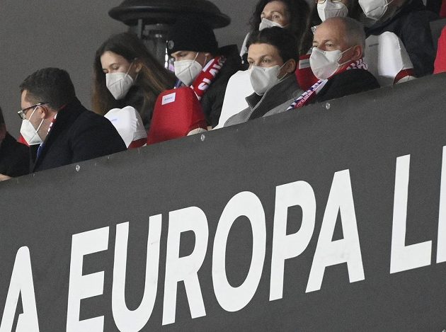 Epidemiolog a bývalý ministr zdravotnictví Roman Prymula (vpravo) sleduje utkání Evropské ligy mezi Slavií a Leicesterem.
