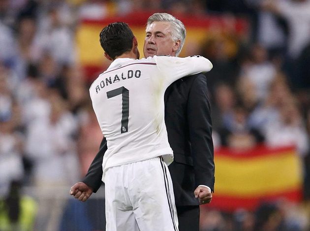 Cristiano Ronaldo z Realu Madrid se objímá s trenérem Carlem Ancelottim po vítězství nad Barcelonou.