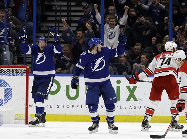 Radost v podání hokejistů Tampy Bay Lightning. Gól slaví centr Brayden Point, vlevo se raduje také Ondřej Palát.