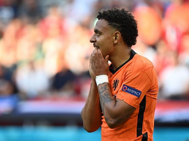 Nizozemský fotbalista Donyell Malen a jeho reakce poté, co v osmifinále EURO zahodil tutovku.
