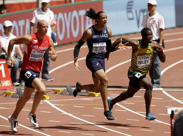 Petr Svoboda (vlevo), Francouz Pascal Martinot-Lagarde a Jamajčan Andrew Riley v rozběhu na 110 metrů překážek.